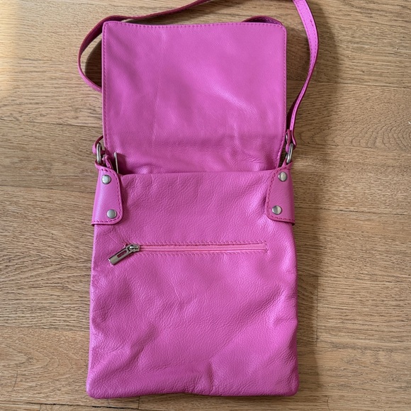 Vera Pelle Fuchsia Italian Leather Crossbody Bag - Picture 3 of 8